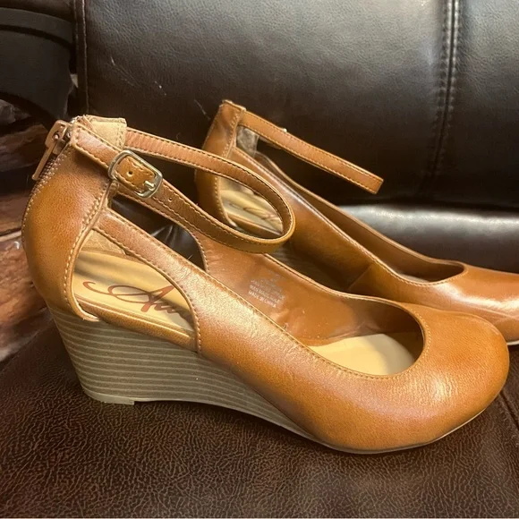 American Rag Miley Cut-out Rounded Toe Wedge Heels - Picture 3 of 9